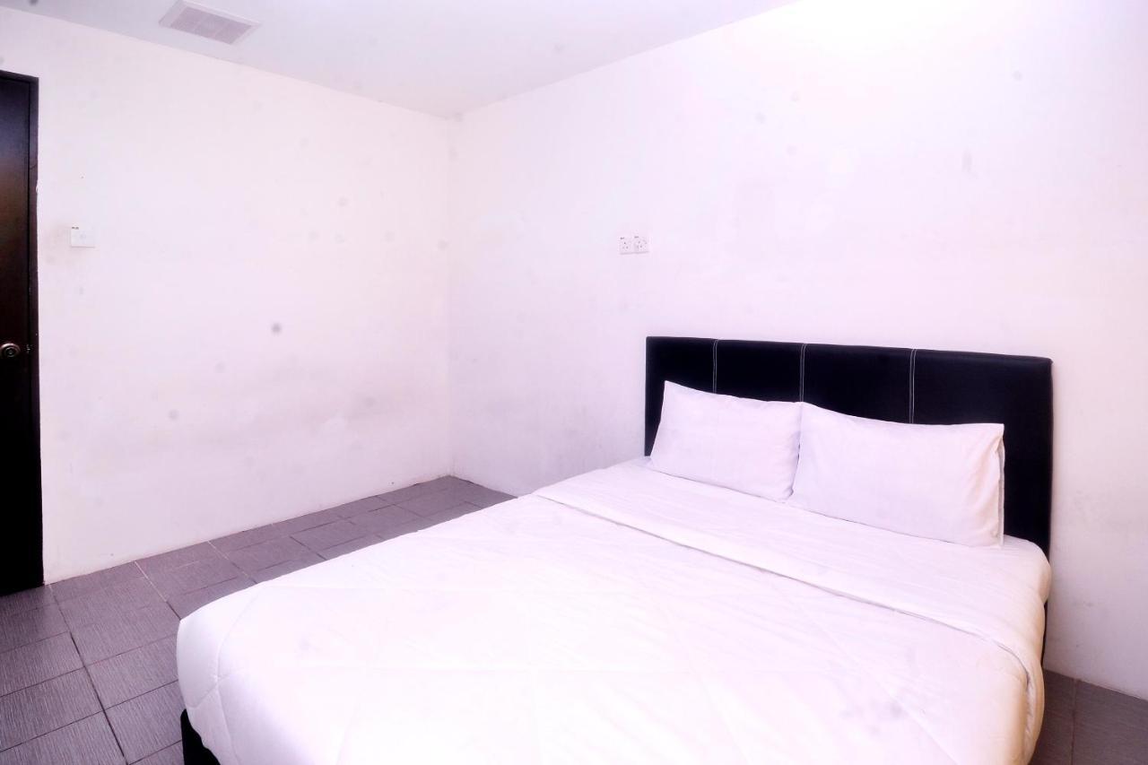 Spot On 89886 Backpacker'S Stay Services Кучинг Екстериор снимка