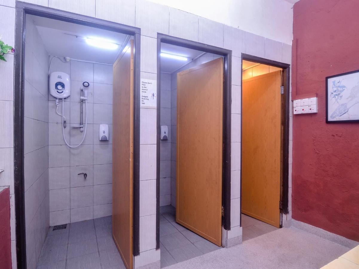 Spot On 89886 Backpacker'S Stay Services Кучинг Екстериор снимка