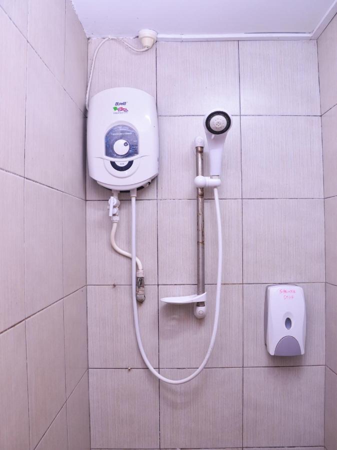 Spot On 89886 Backpacker'S Stay Services Кучинг Екстериор снимка